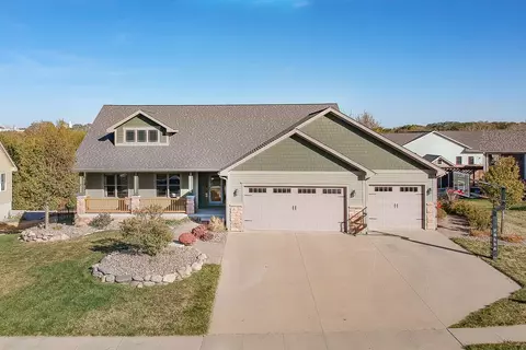 612 Spring Valley Ln, Pella, IA 50219