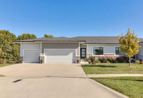 2341 Scenic Valley Dr, West Des Moines, IA 50265