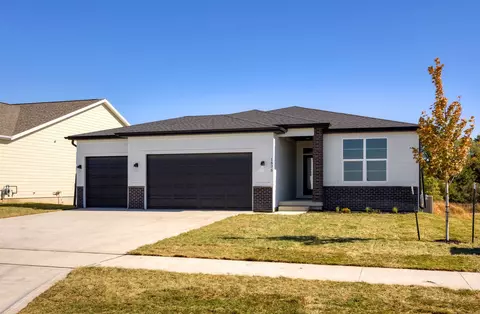 1575 NW Parkside Ln, Waukee, IA 50263