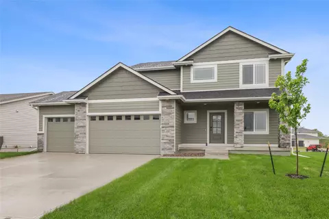 160 NW Hidden Knl, Waukee, IA 50263