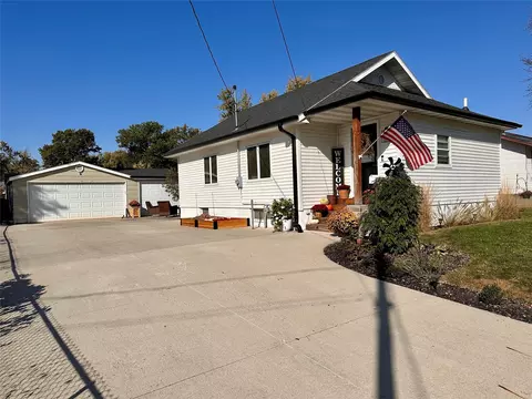413 E 11th St S, Newton, IA 50208