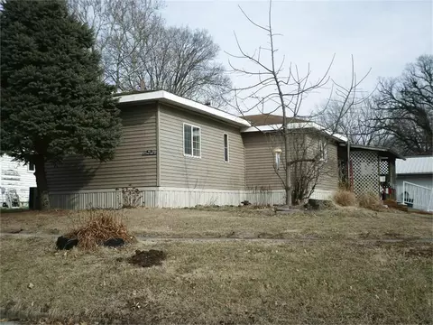 32 S Oak Park Ave, Colfax, IA 50054