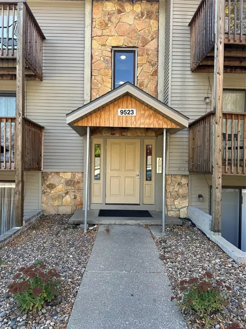 9523 University Ave #6, Clive, IA 50325