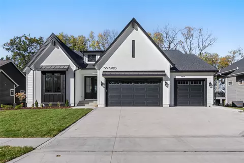 905 S Kingswood Ct, West Des Moines, IA 50266