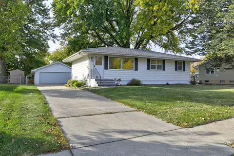 220 Bel Aire Dr, Waukee, IA 50263