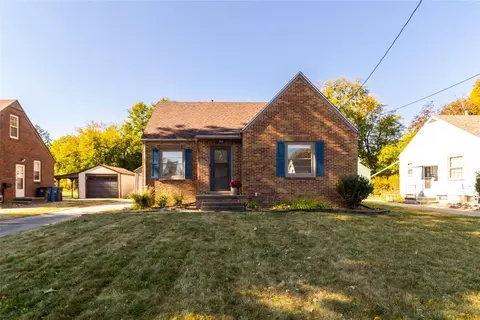 2004 52nd St, Des Moines, IA 50310