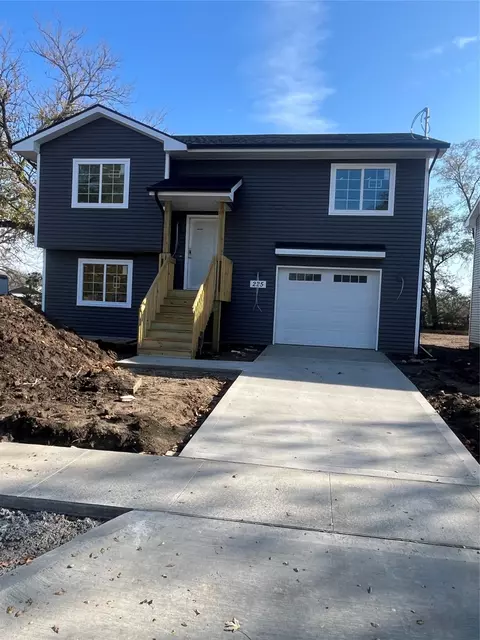 225 SE 28 St, Des Moines, IA 50317