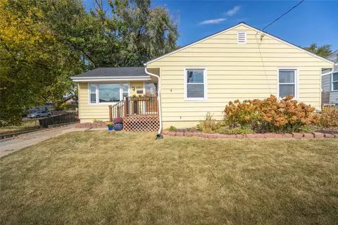 6901 Maryland Dr, Urbandale, IA 50322