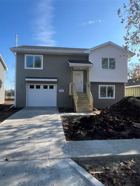 233 SE 28 St, Des Moines, IA 50317