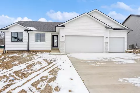 154 NE Wildflower Dr, Pleasant Hill, IA 50327