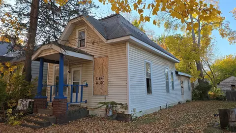 1012 W 6th St, Waterloo, IA 50702