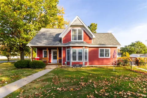 205 NE 3rd St, Earlham, IA 50072