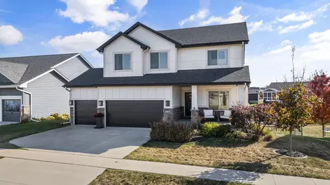 9728 Brightwater Dr, Johnston, IA 50131