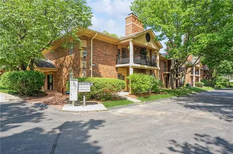 1209 50th St #9, West Des Moines, IA 50266