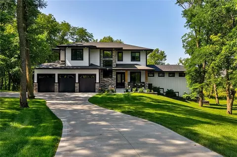 1179 S Kingswood Ct, West Des Moines, IA 50266
