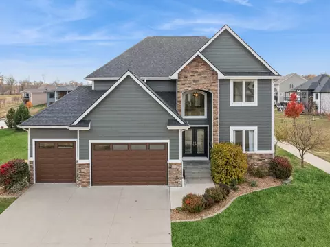 8912 Valley Pkwy, Johnston, IA 50131