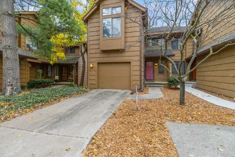 7019 Oak Brook Dr, Urbandale, IA 50322