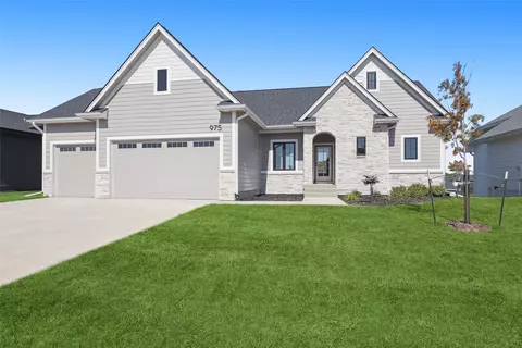 975 Ashler Dr, Waukee, IA 50263