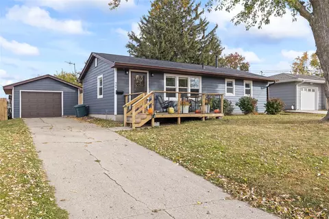 906 E 14th St S, Newton, IA 50208