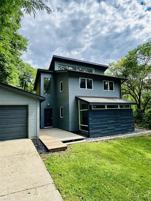 3215 St Johns Rd, Des Moines, IA 50312