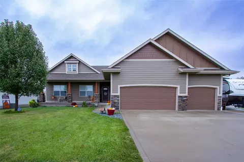 307 W Pleasantview Dr, Prairie City, IA 50228
