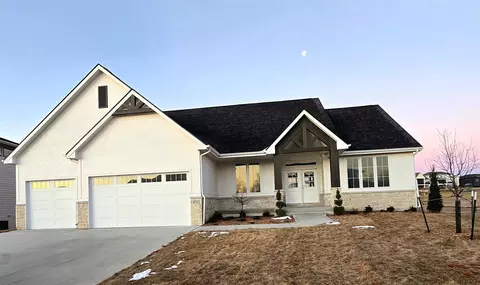 4712 162nd St, Urbandale, IA 50323