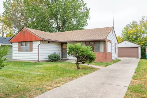 2424 Locust St, West Des Moines, IA 50265