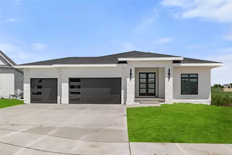8227 Buckley Ct, Johnston, IA 50131