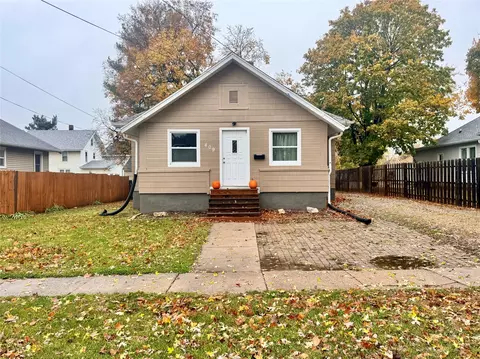 409 E 10th St N, Newton, IA 50208