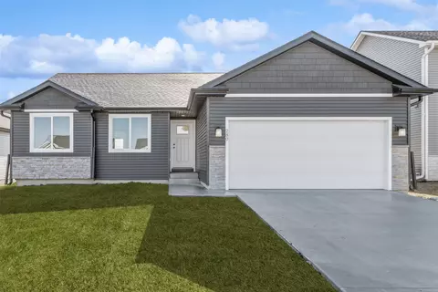 280 NW Lavelle Ct, Waukee, IA 50263
