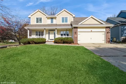 9215 Oakwood Dr, Urbandale, IA 50322