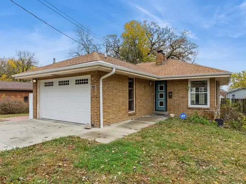 3841 Lower Beaver Rd, Des Moines, IA 50310