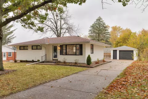 4904 Walnut Dr, Pleasant Hill, IA 50327