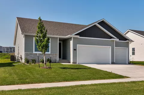 560 NW Compass Ave, Waukee, IA 50263