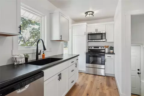 925 1st Ave E, Newton, IA 50208