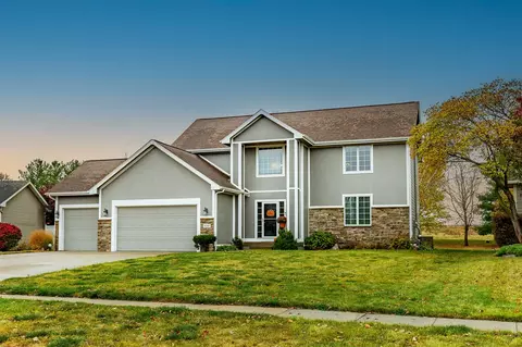 6708 NW 99th St, Johnston, IA 50131