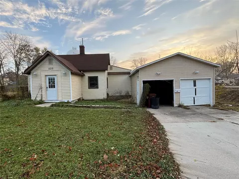 409 7th St, Nevada, IA 50201