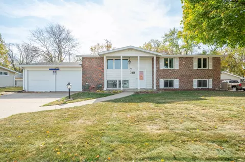 912 Parkhill Dr, Norwalk, IA 50211