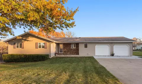 1301 Sunrise Dr, Knoxville, IA 50138