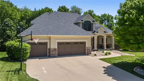 4251 NW 164th St, Clive, IA 50325