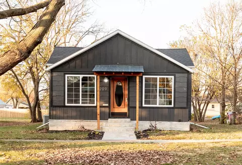 209 W Filmore St, Winterset, IA 50273