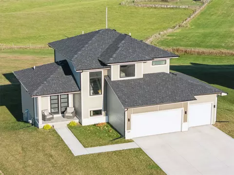 900 Lakeview Dr, Pella, IA 50219