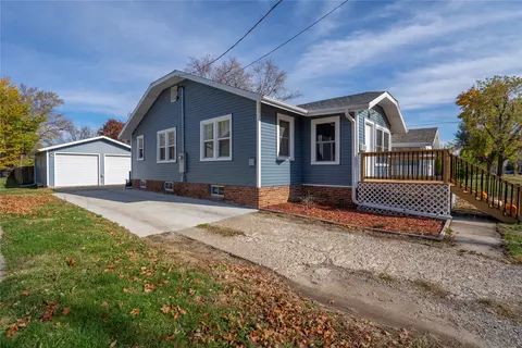908 S 5th Ave E, Newton, IA 50208