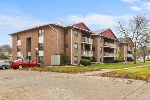 7815 Douglas Ave #109, Urbandale, IA 50322