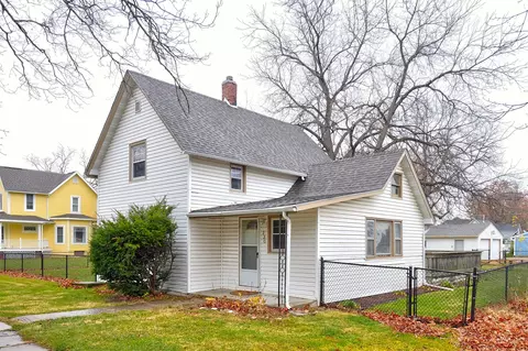 230 NE Maple Ave, Earlham, IA 50072
