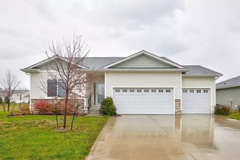 9233 Cody Dr, West Des Moines, IA 50266