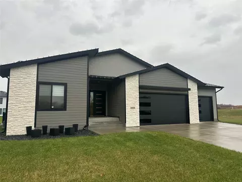 1033 S 100th St, West Des Moines, IA 50266