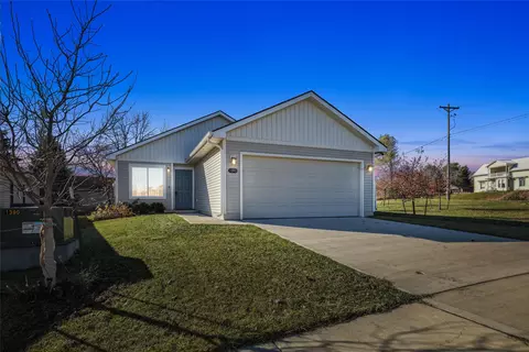 1390 Blazing Star Dr, Carlisle, IA 50047