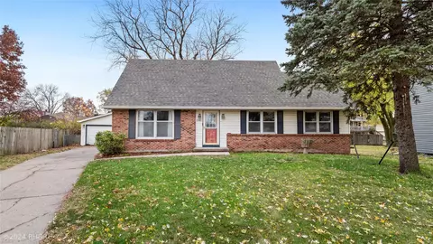2408 Guenever Ct, Altoona, IA 50009