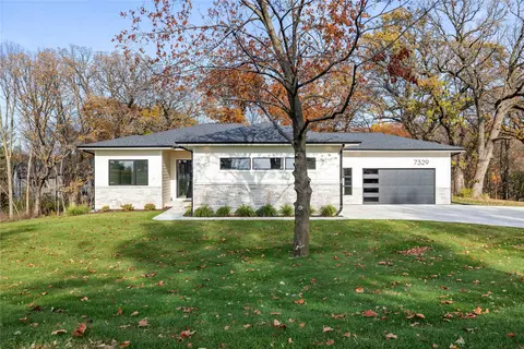 7329 NW Beaver Dr, Johnston, IA 50131